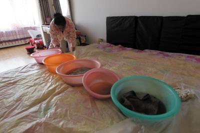 梁平楼上漏水，住户失联，小区没物管，业主维权难！律师来支招……
